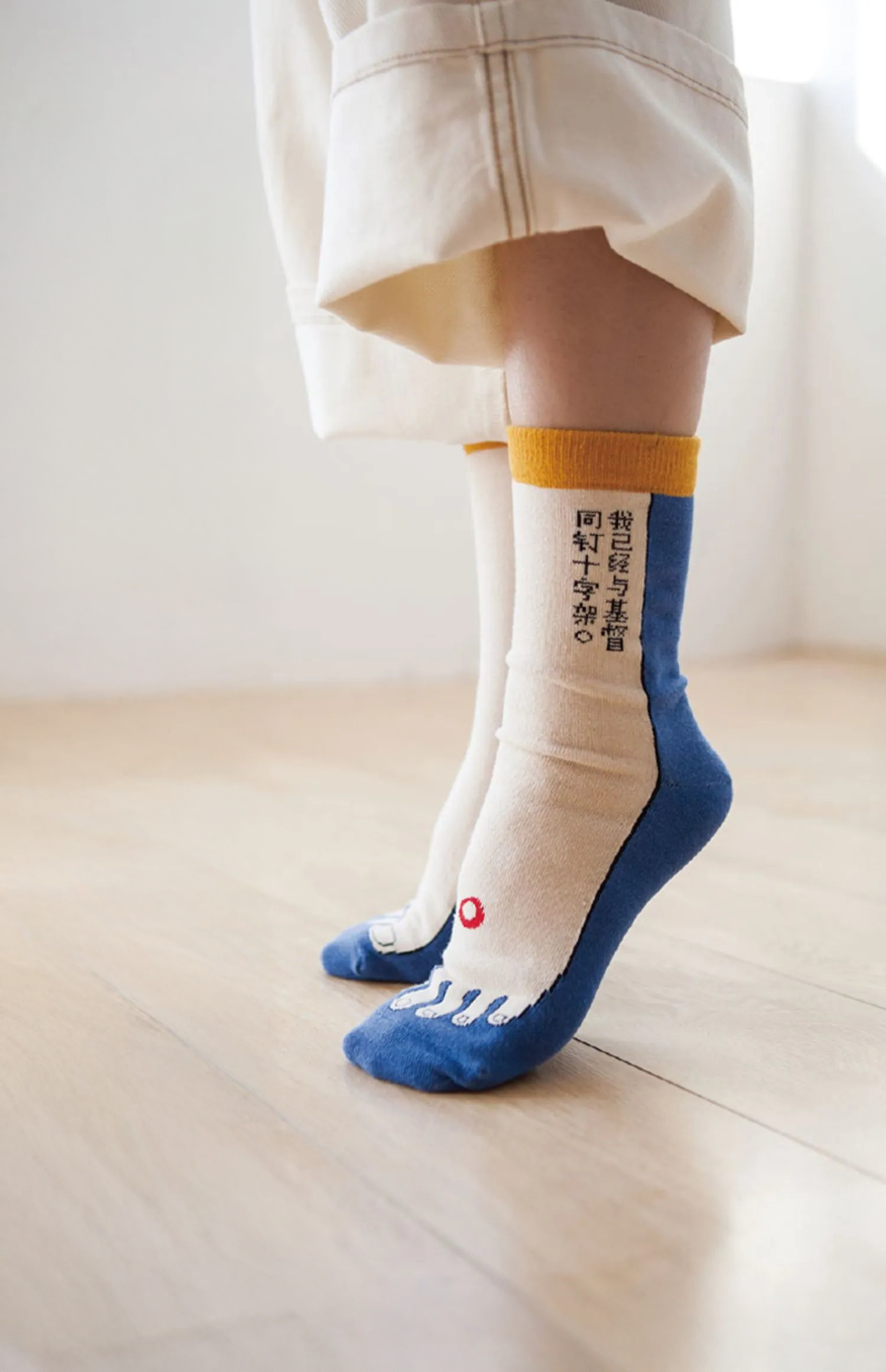 Living in Christ Christian toe socks with Galatians 2:20 message in Chinese, faith-inspired gift by The Commandment Co