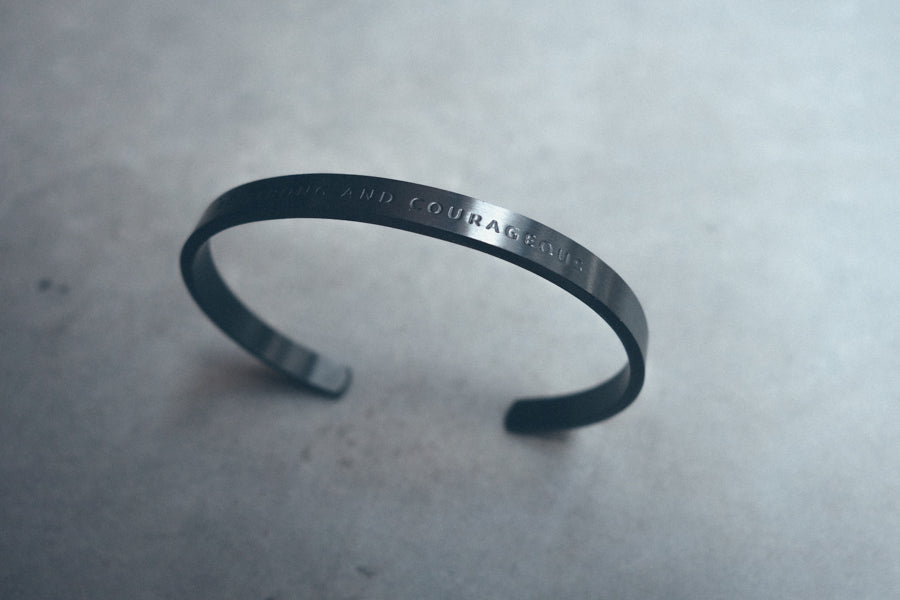 Be Strong & Courageous black Verse Band alternate view.