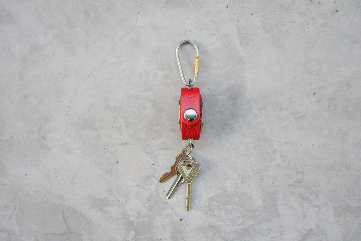 Impress your friends by gifting them this cute small dice case.