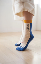 Living in Christ Christian toe socks with Galatians 2:20 message in Chinese, faith-inspired gift by The Commandment Co