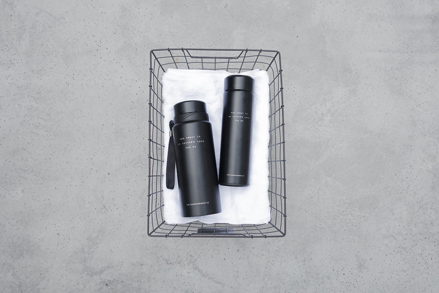 Sleek matt design of water bottle is really minimalistic and elegant.