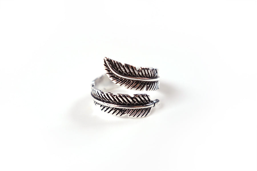 Beautiful ring with feather details