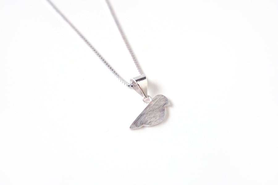 Necklace in the shape of a bird to remind your loved one that they are loved